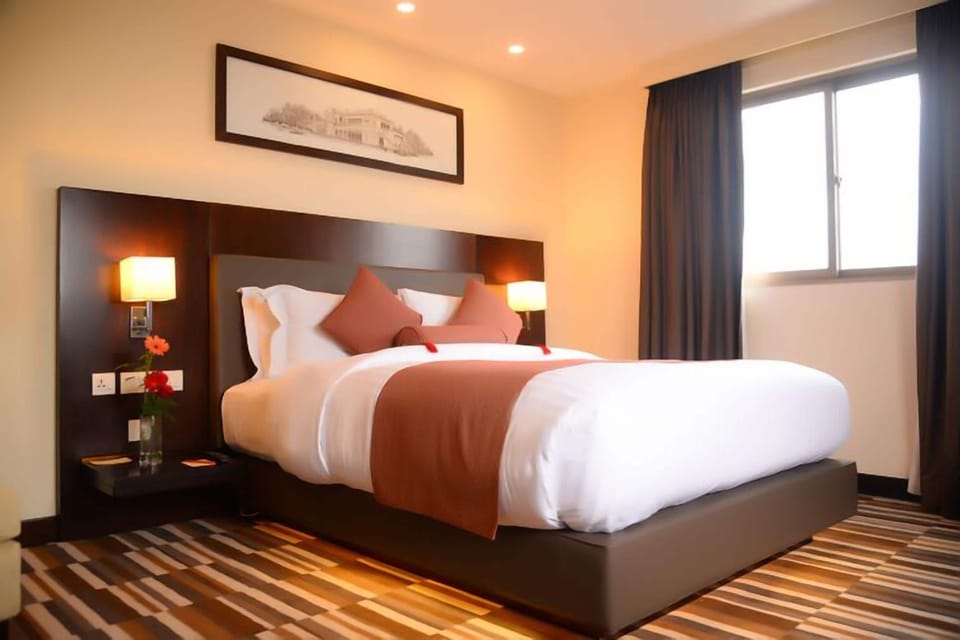 Superior King Room | In-room safe, desk, blackout drapes, soundproofing