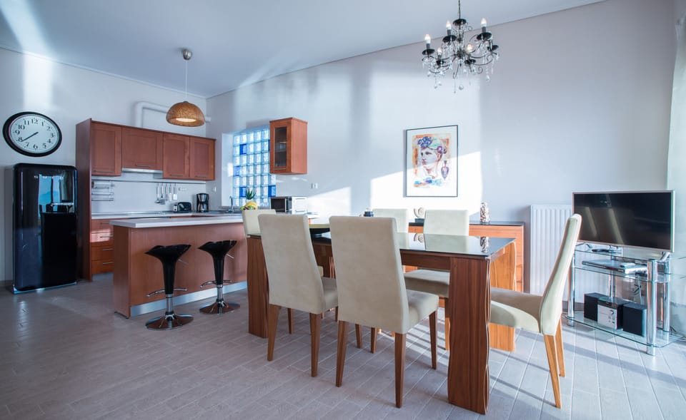 Dinning area with fireplace and sea view