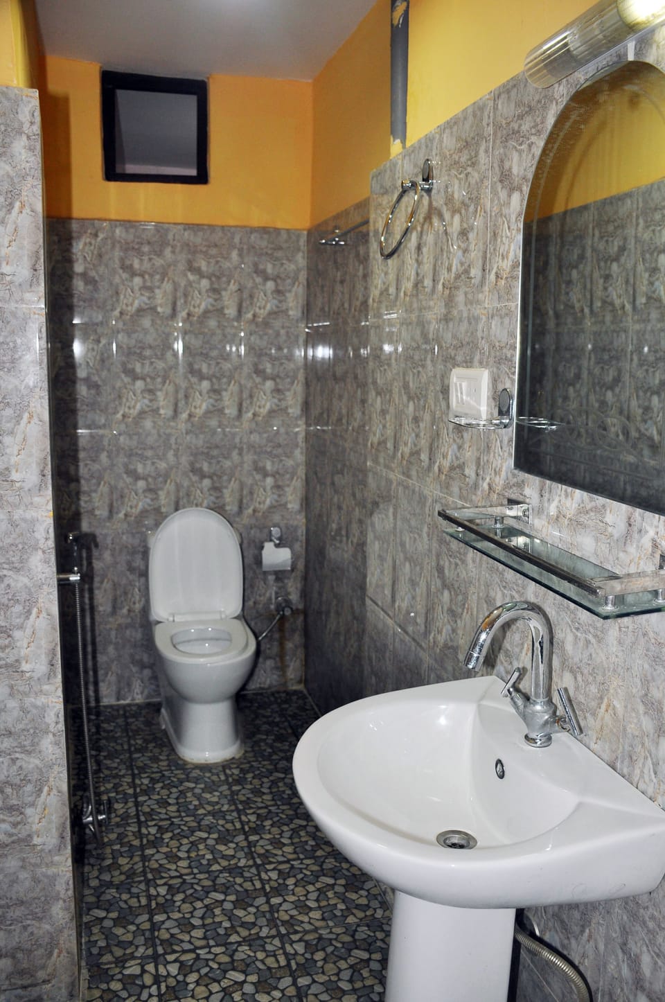 Shower, hydromassage showerhead, free toiletries, towels
