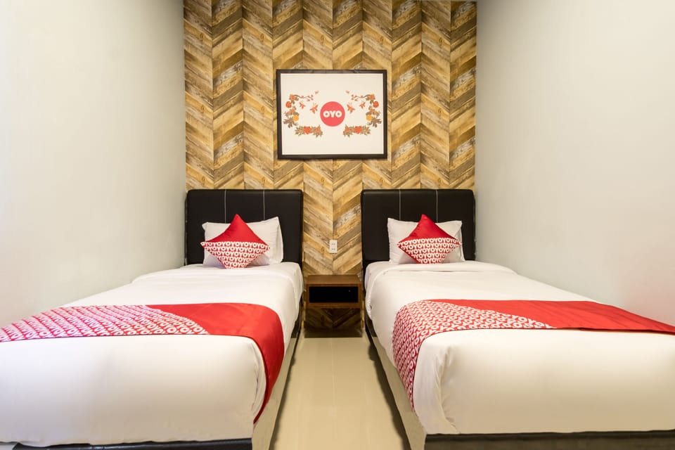 Standard Twin Room | Desk, WiFi (free), bed sheets
