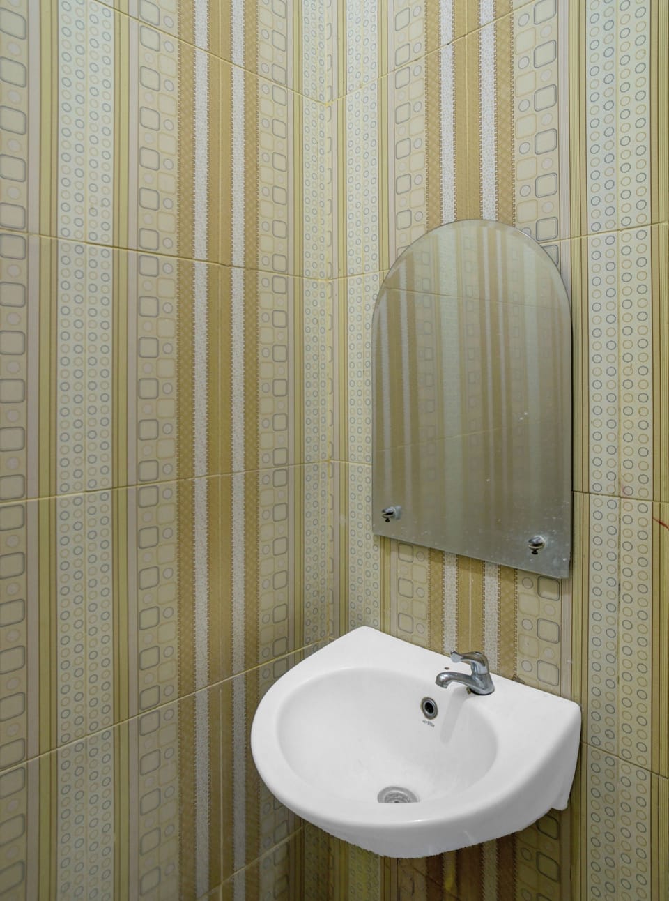 Shower, rainfall showerhead, bidet, towels