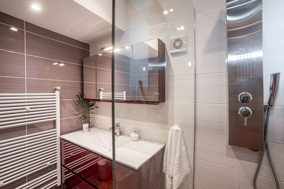 The bathroom on the ground floor.