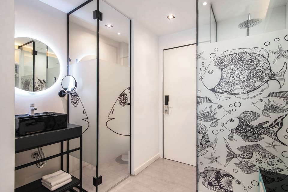 Shower, rainfall showerhead, free toiletries, hair dryer