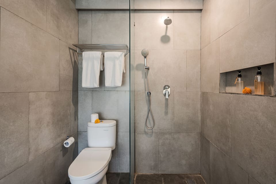 Deluxe Double Room | Bathroom | Shower, rainfall showerhead, free toiletries, bathrobes