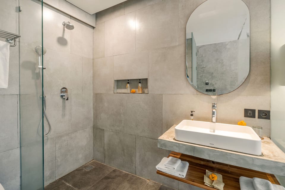 Deluxe Double Room | Bathroom | Shower, rainfall showerhead, free toiletries, bathrobes