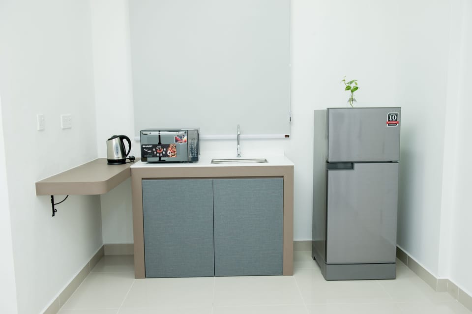 Premier Apartment, 2 Twin Beds | Private kitchenette | Coffee/tea maker, microwave, electric kettle, cookware/dishes/utensils