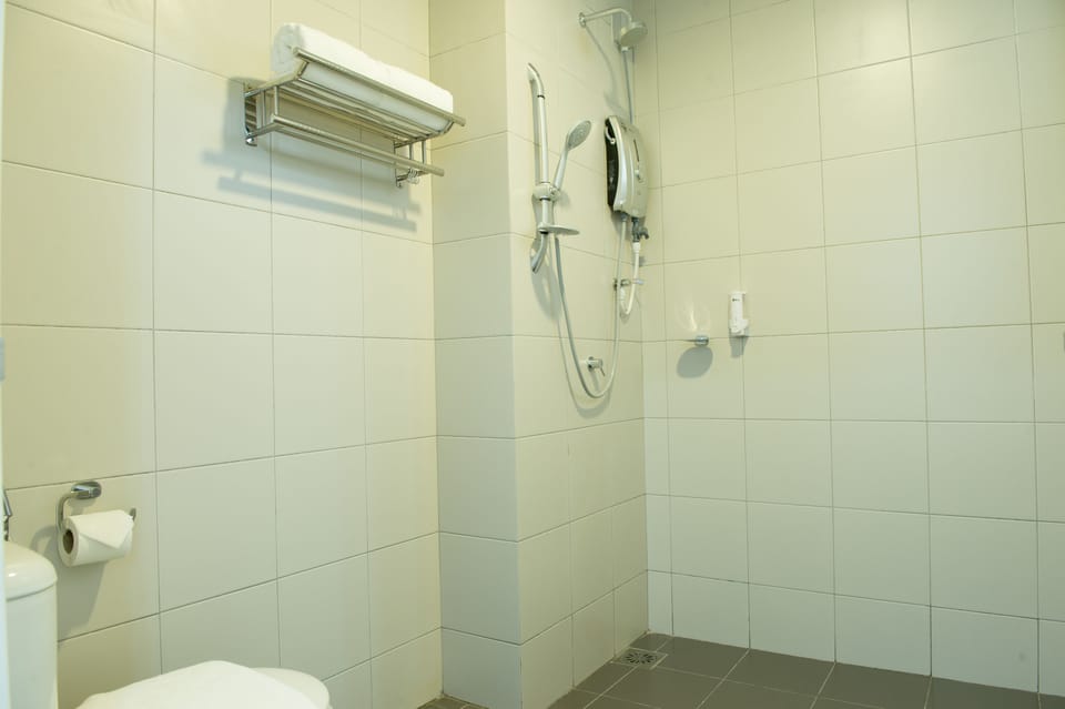 Premier Apartment, 2 Twin Beds | Bathroom | Shower, free toiletries, slippers, bidet