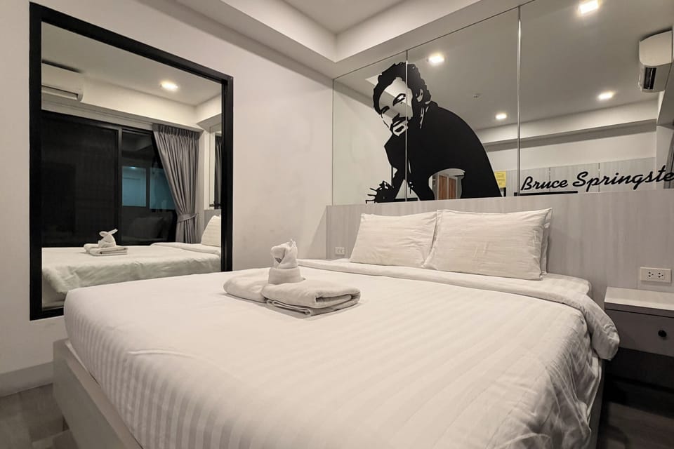 Deluxe Double Room, 1 King Bed | Premium bedding, in-room safe, desk, WiFi (free)