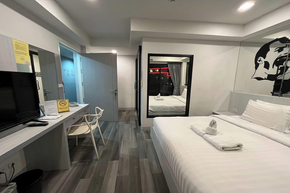Deluxe Double Room, 1 King Bed | Premium bedding, in-room safe, desk, WiFi (free)