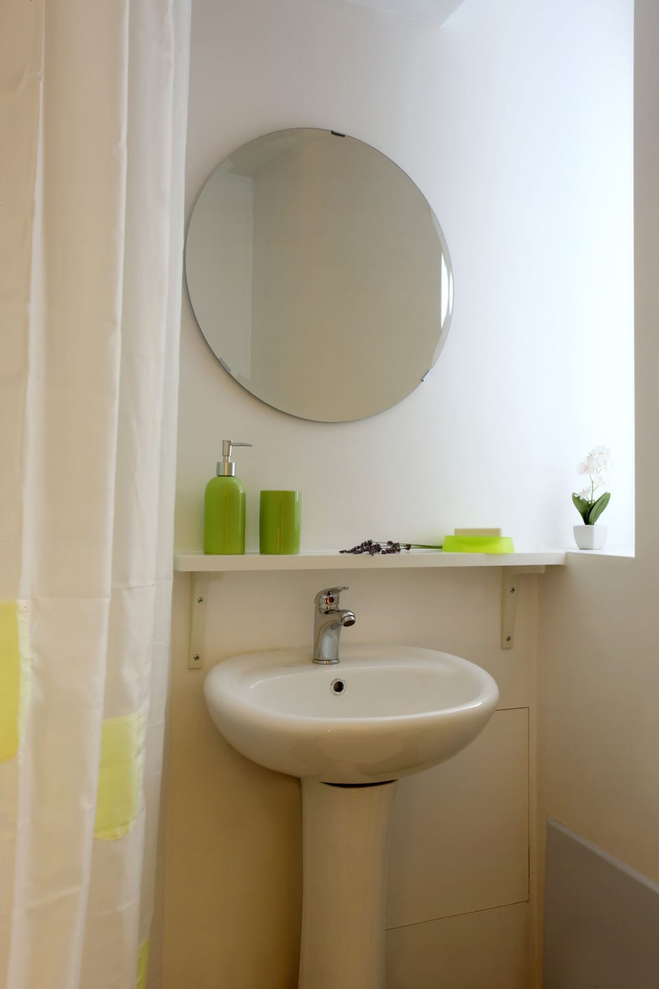 Bathroom 2 en suite to green bedroom