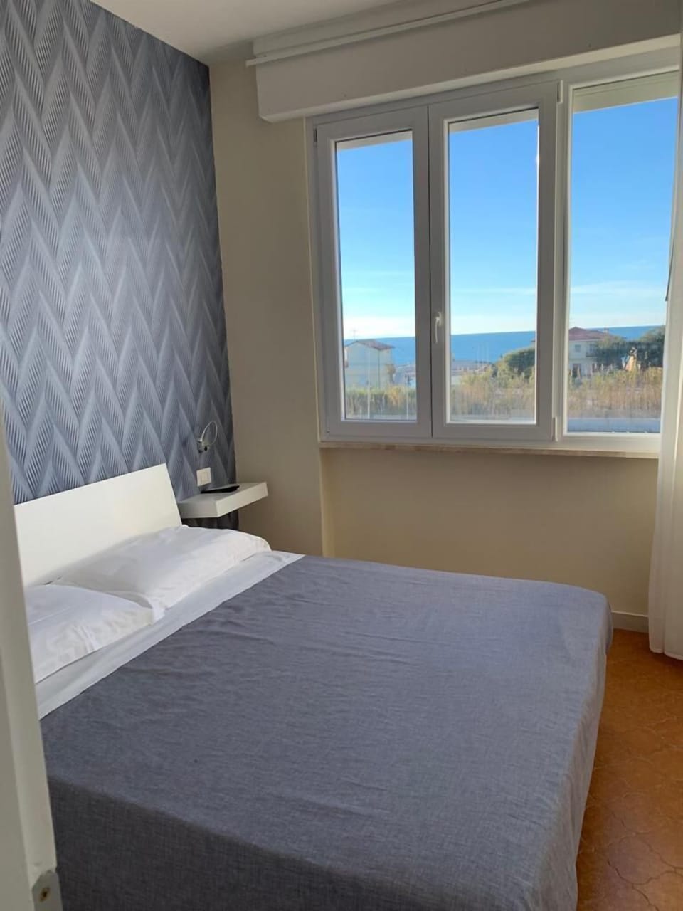 Soundproofing, iron/ironing board, bed sheets