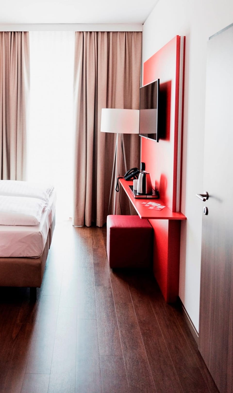 1 bedroom, hypo-allergenic bedding, desk, free WiFi