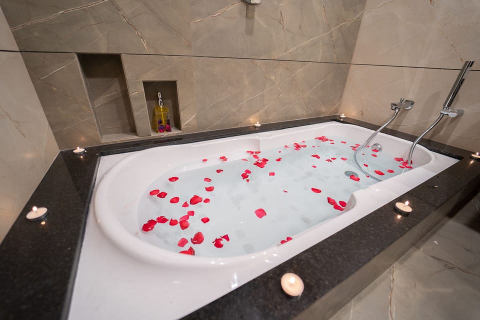 Executive Suite | Bathroom | Combined shower/tub, rainfall showerhead, free toiletries, hair dryer