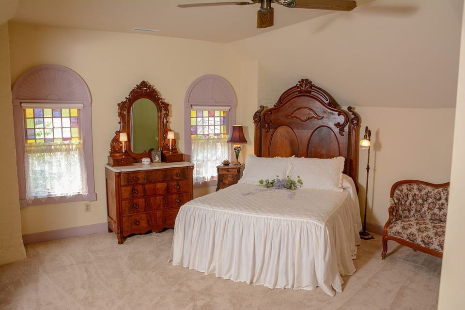 Bird's Nest Suite | Individually decorated, individually furnished, free WiFi, bed sheets
