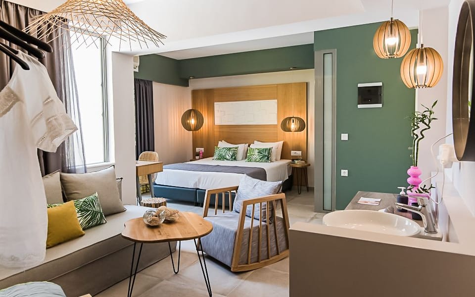Studio Suite | Minibar, blackout drapes, soundproofing, iron/ironing board