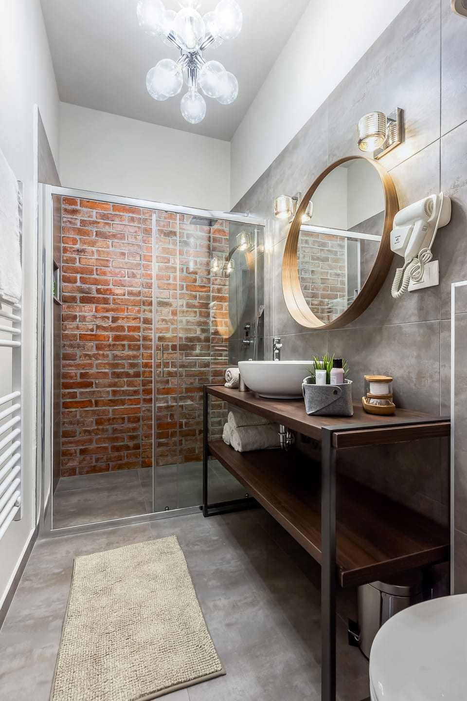 Shower, rainfall showerhead, free toiletries, hair dryer