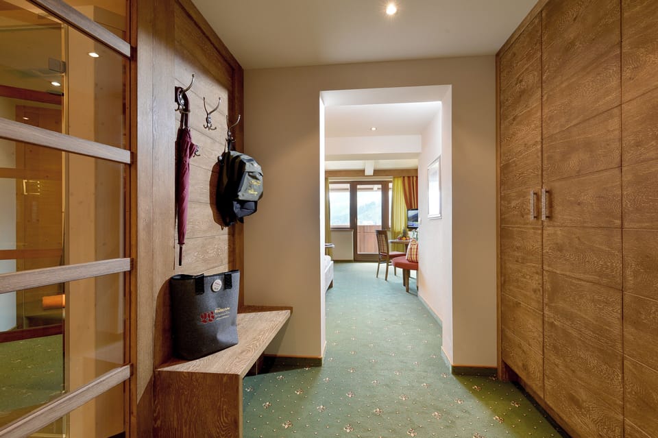 Panoramic Suite | Hypo-allergenic bedding, in-room safe, blackout drapes, free WiFi