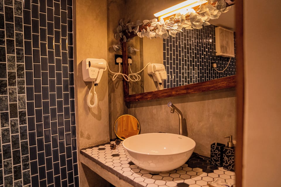 Signature Suite | Bathroom | Shower, free toiletries, hair dryer, towels