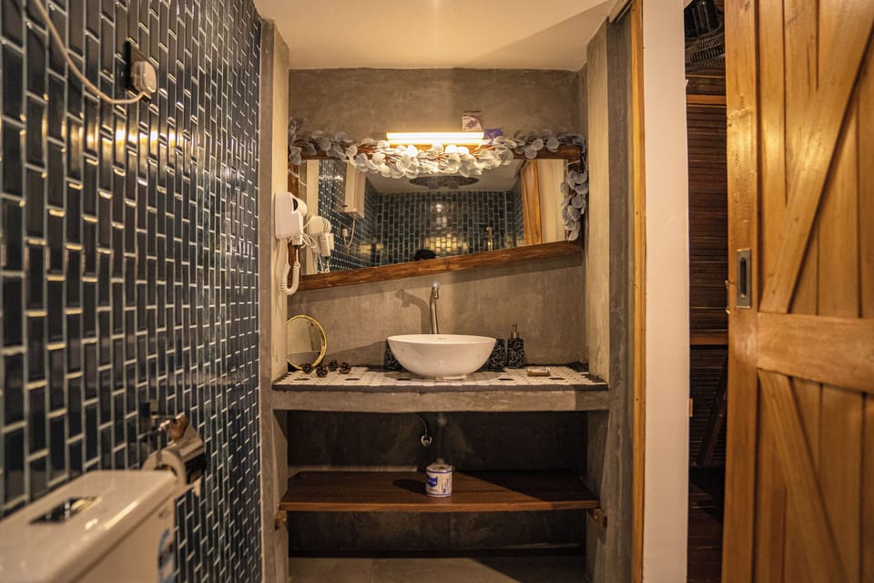 Signature Suite | Bathroom | Shower, free toiletries, hair dryer, towels