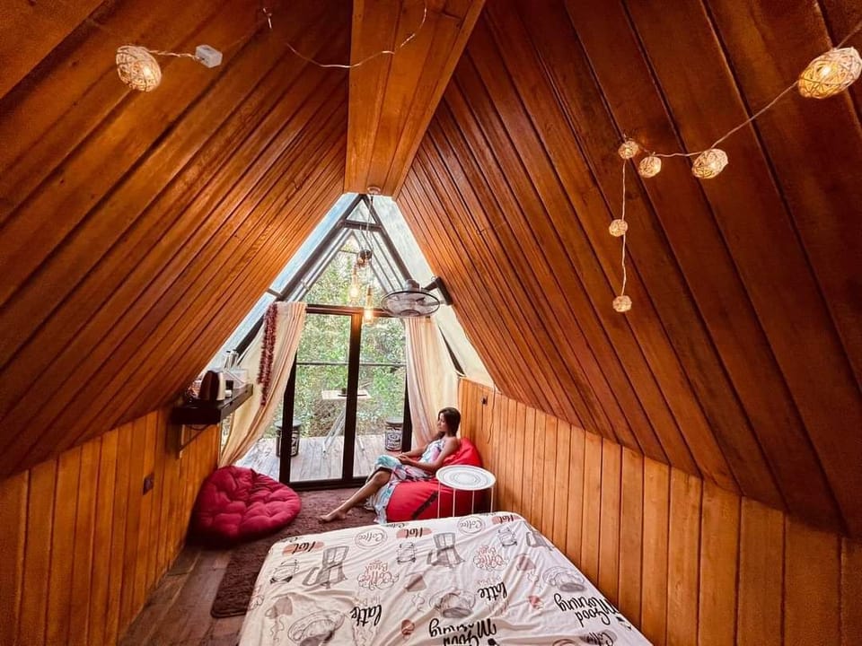 Deluxe Tree House | Laptop workspace, blackout drapes, soundproofing, WiFi (free)
