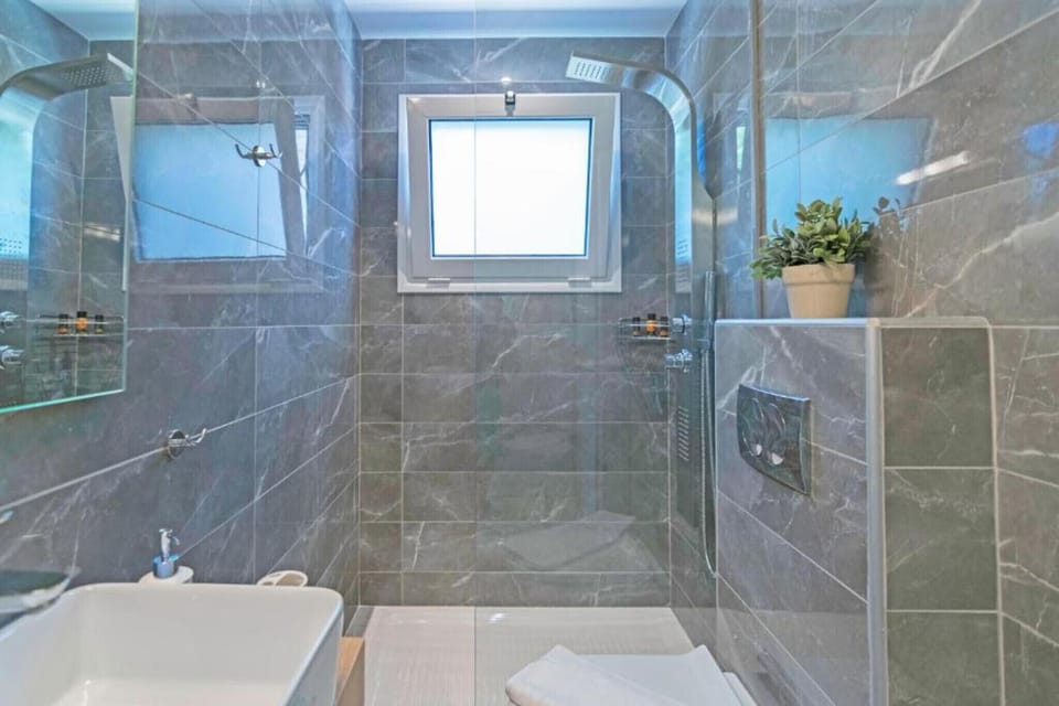 Sonja 3 apartment,pool,Beachfront,Chania, bathroom