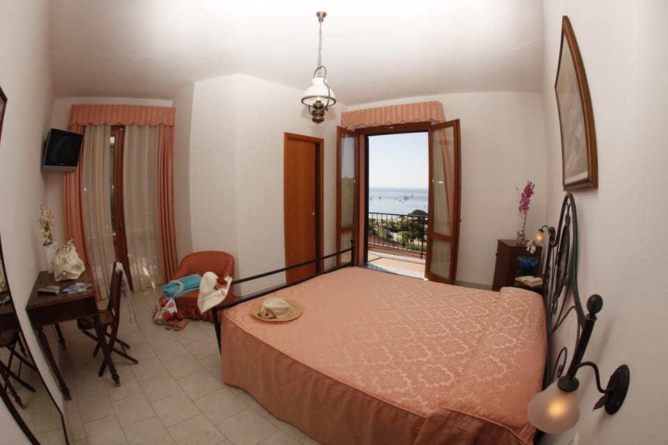 In-room safe, desk, laptop workspace, free WiFi