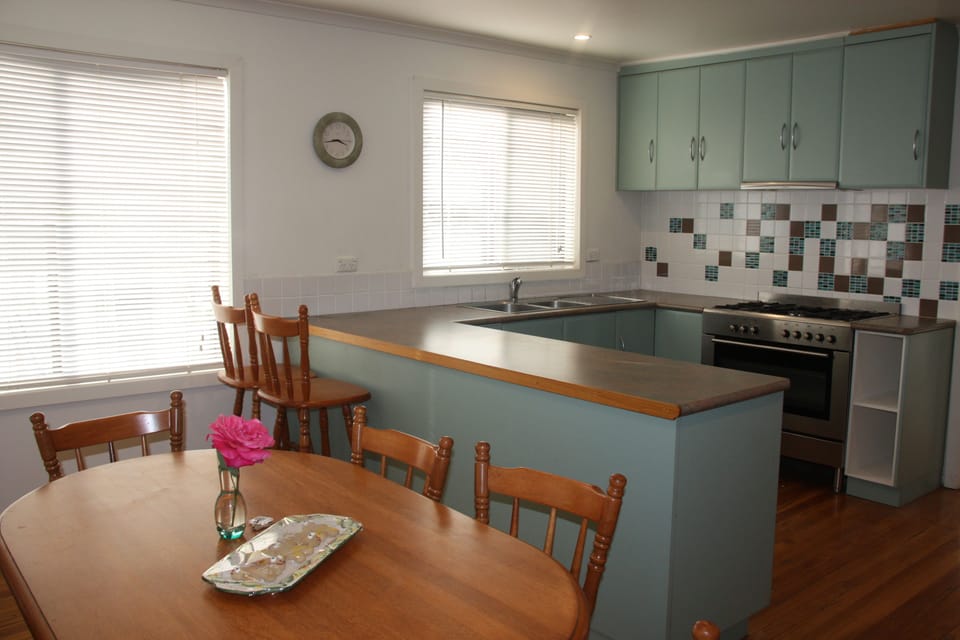 Bungalow | Private kitchen | Fridge, microwave, stovetop, coffee/tea maker