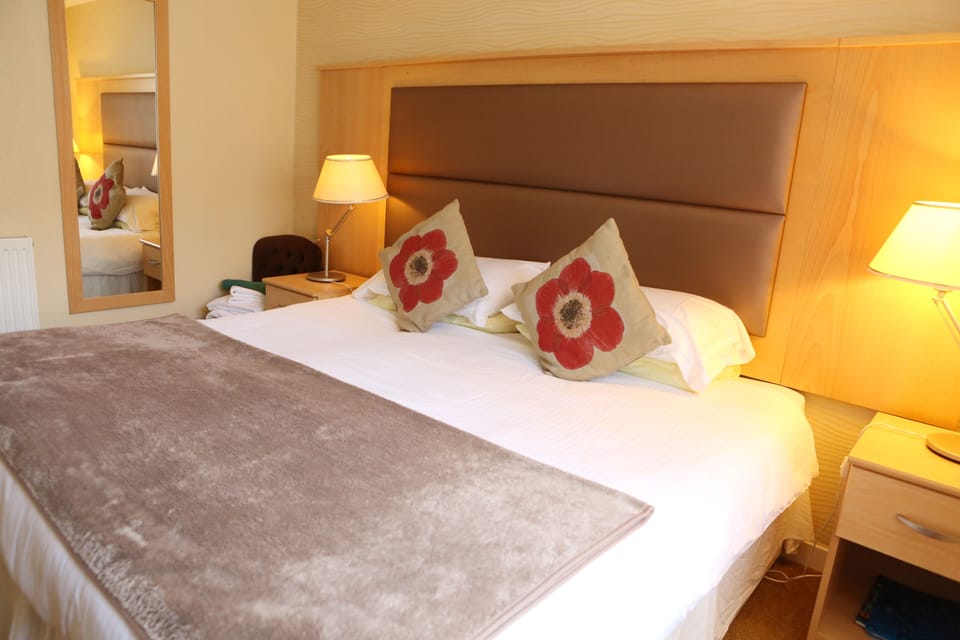 Triple Room | Individually decorated, individually furnished, desk, free WiFi