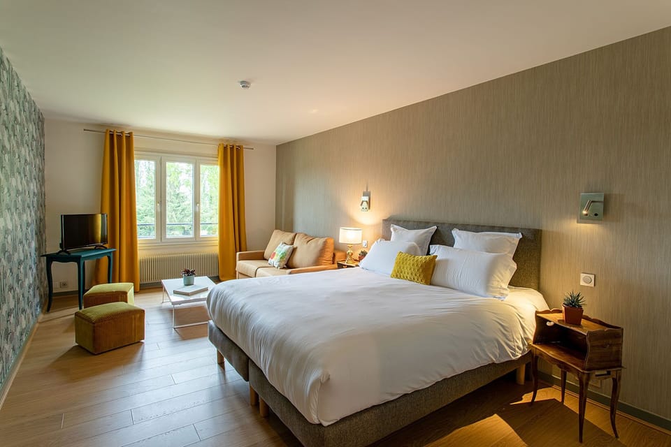 Family Room (OR) | Premium bedding, individually decorated, individually furnished