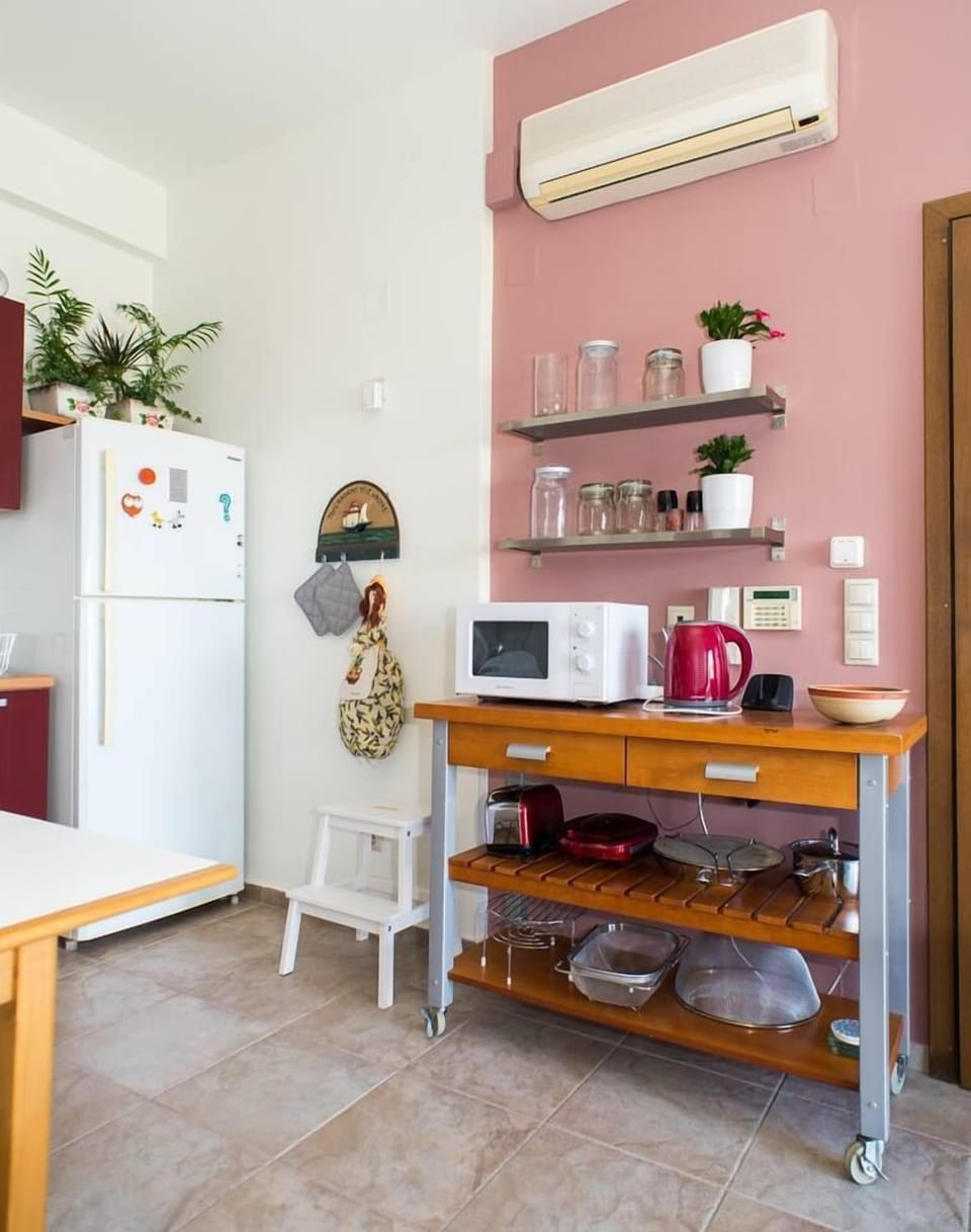 A fully equipped kitchen with oven, microwave, washing machine, kettle, filtered coffee and Nespresso machine