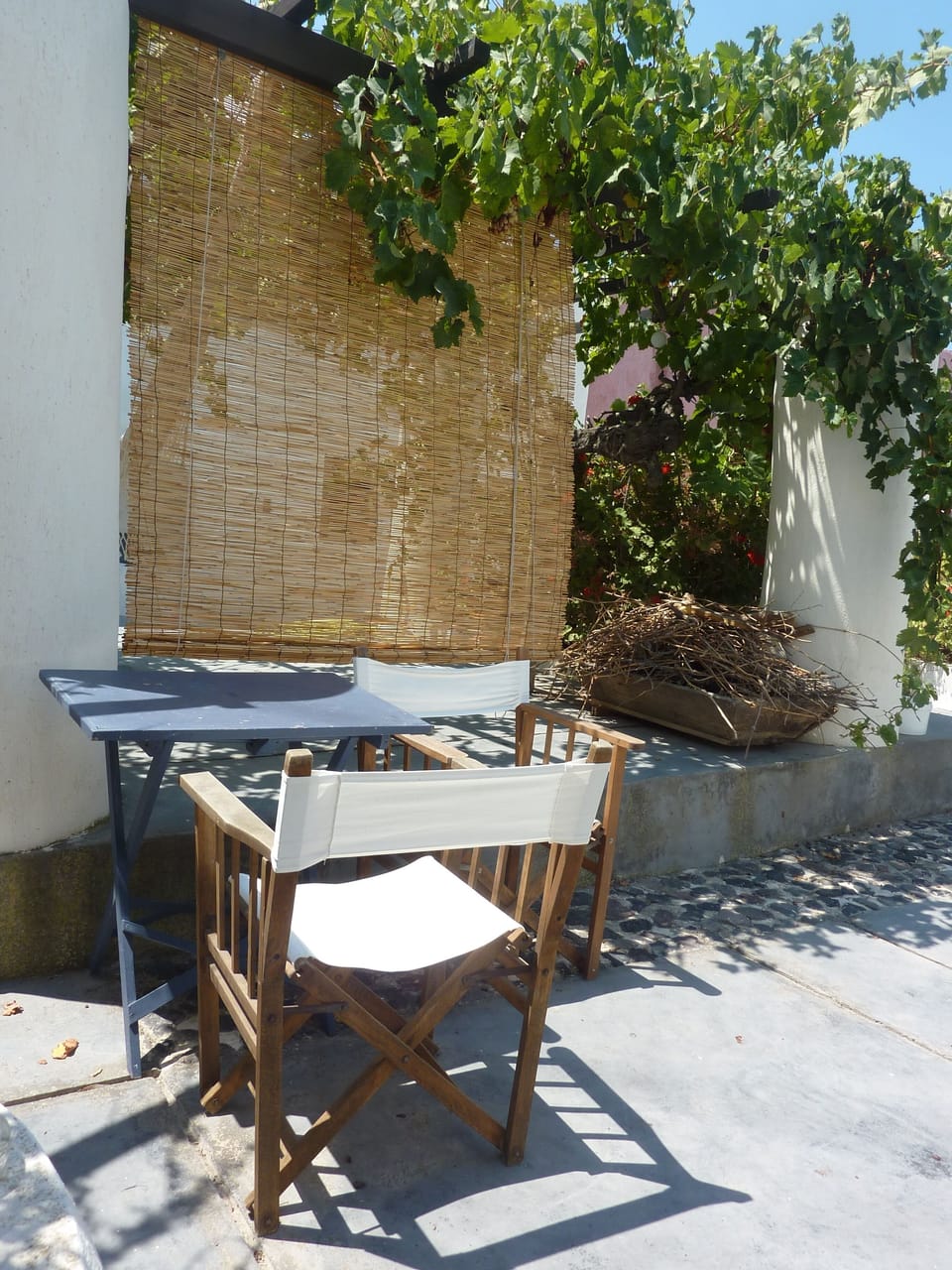 house of the birds breakfast table in the garden