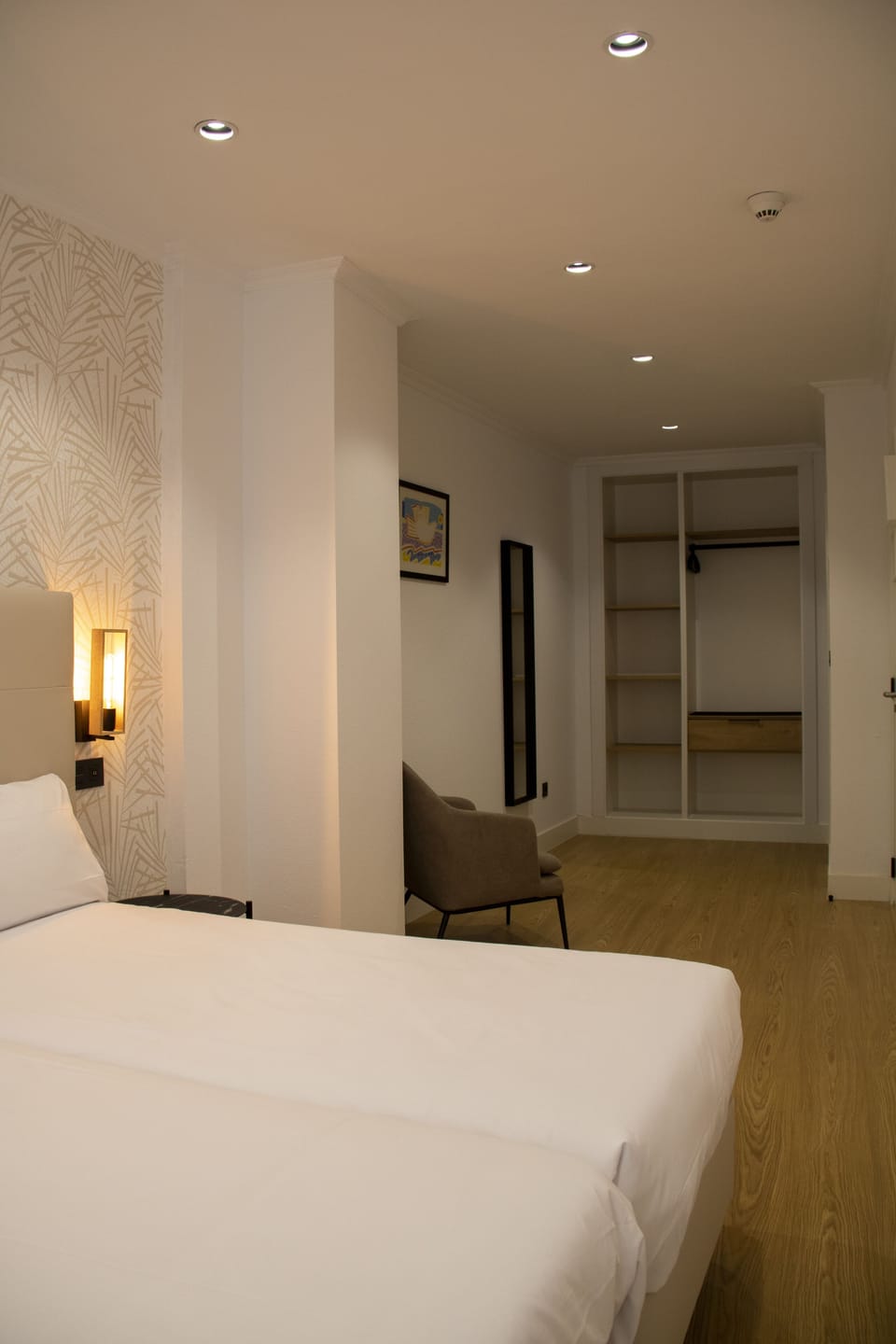 Standard Triple Room | Desk, blackout drapes, free WiFi, bed sheets