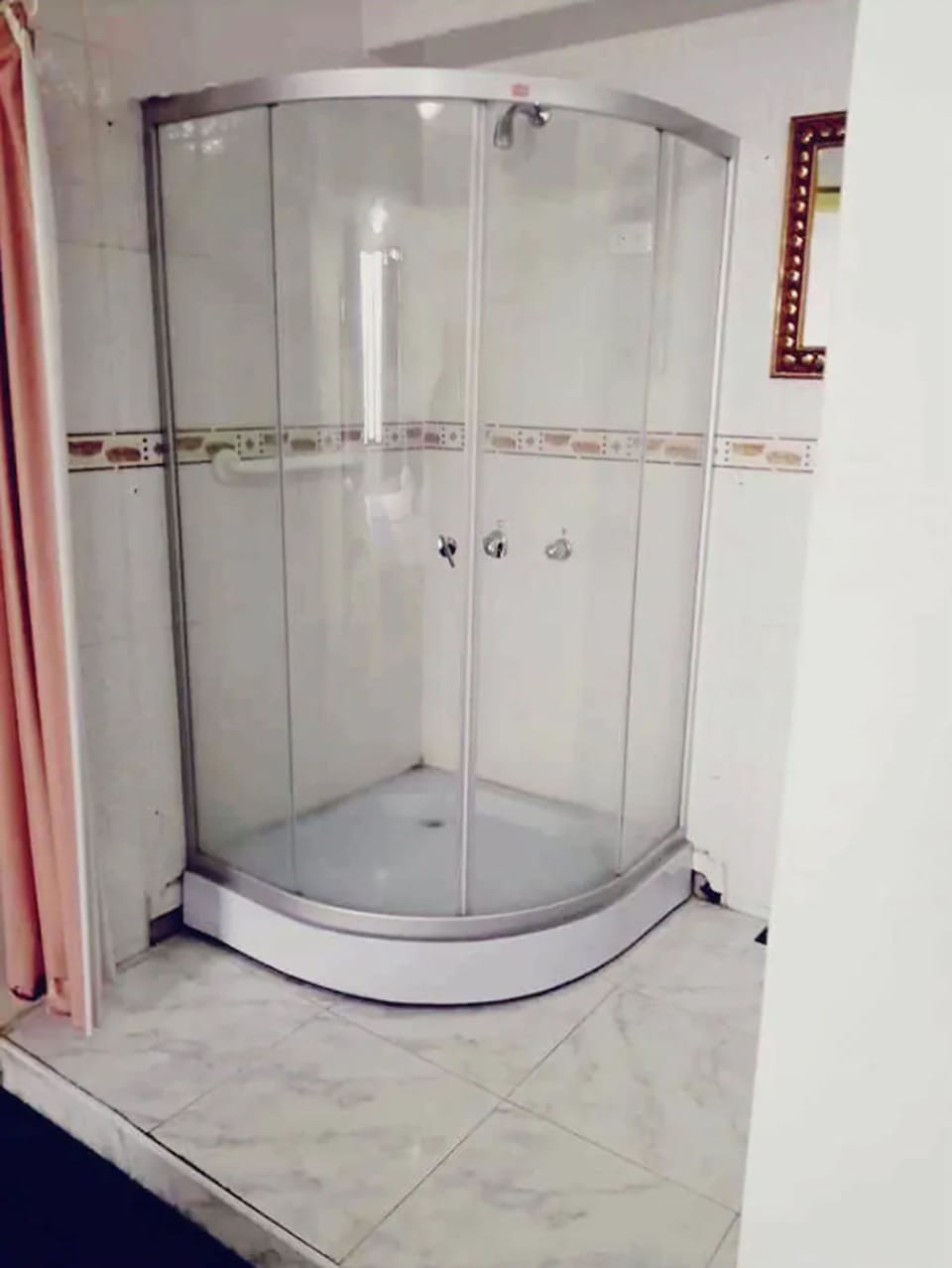 Double Room | Bathroom | Shower, free toiletries, towels
