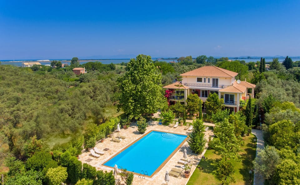 The beautiful beach of Aghios Ioannis is
also 1,300m from the appartments.
