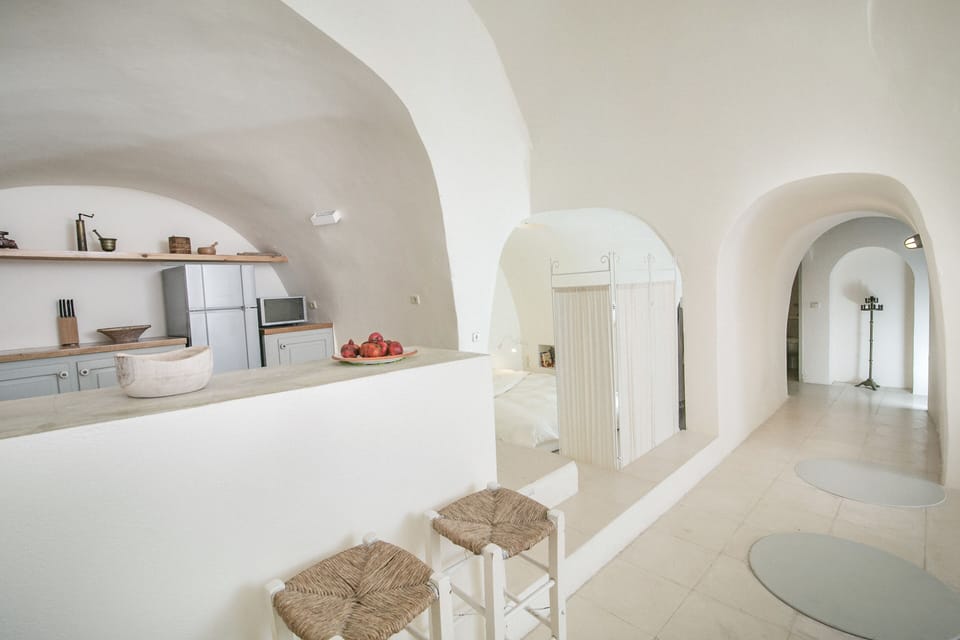 Wineryhouse the open kitchen the second bedroom and the corridor 