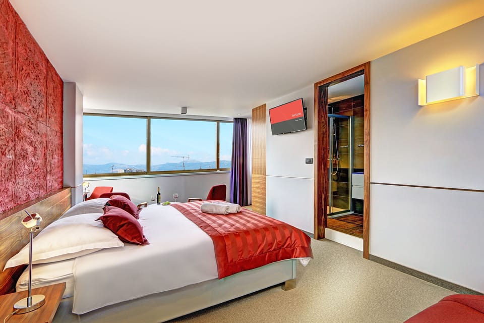 Deluxe Suite,Partial Sea View | 1 bedroom, premium bedding, minibar, in-room safe