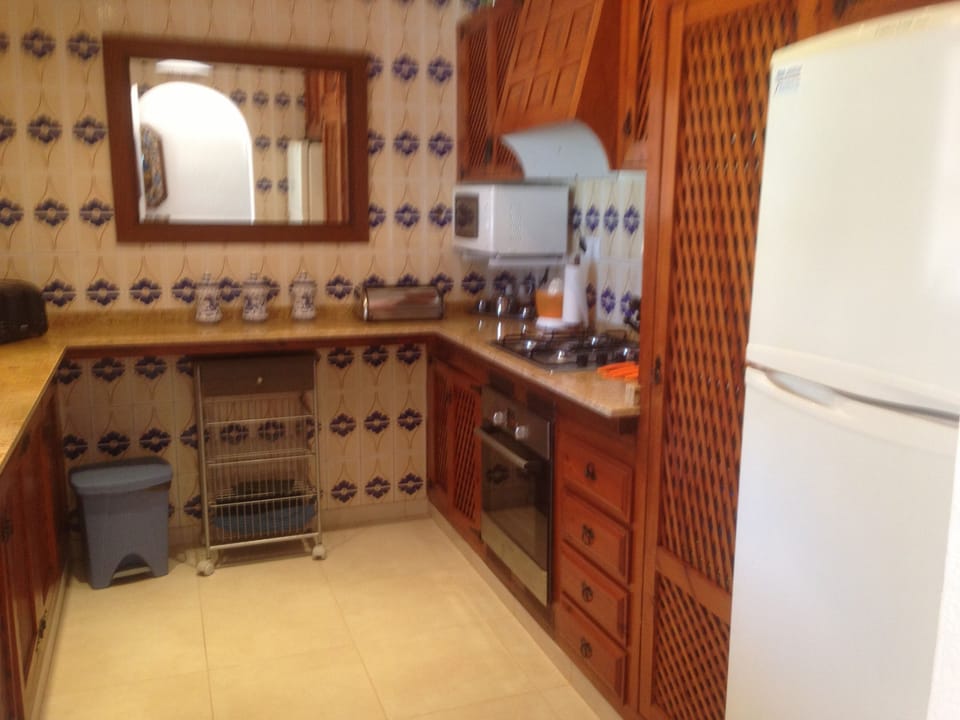 Spacious well equipped kitchen