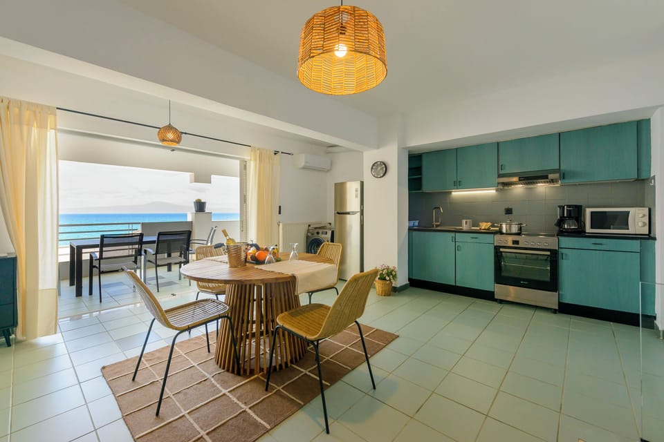 KITCHEN-LIVING ROOM WITH SEA VIEW