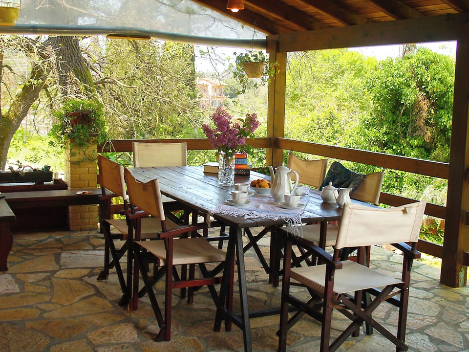 Großer, mediterran bepflanzte Terrasse