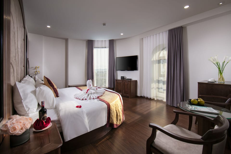 Roman Junior Suite | Minibar, in-room safe, desk, laptop workspace