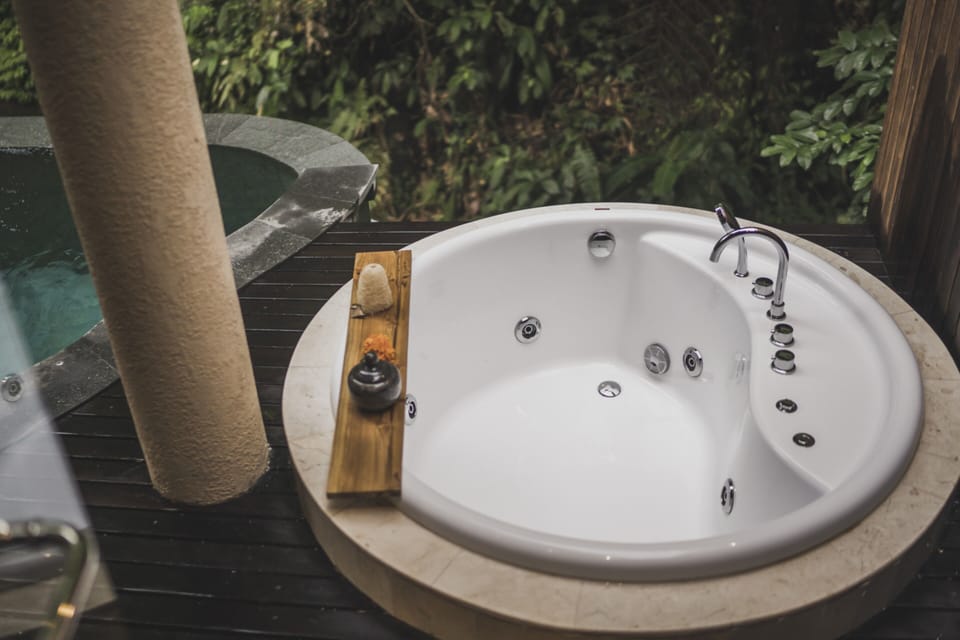 Deep soaking bathtub