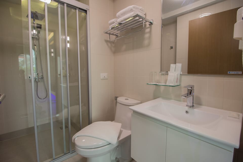 Standard Twin Room, 2 Twin Beds | Bathroom | Shower, free toiletries, hair dryer, towels