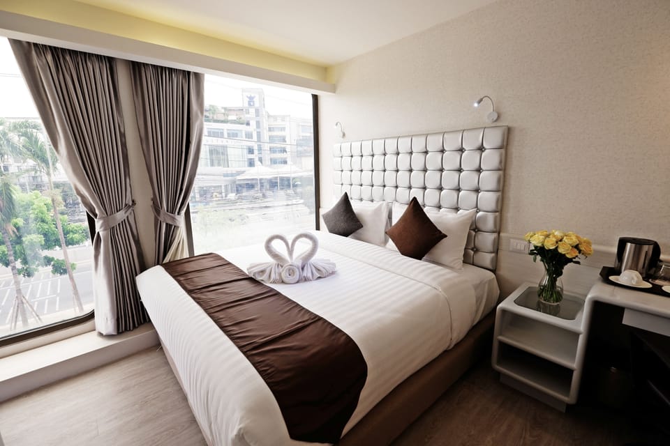 Standard Room, 1 Double Bed | In-room safe, desk, free WiFi, bed sheets