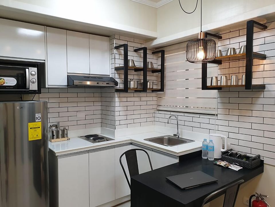 Deluxe Apartment | Private kitchenette | Fridge, microwave, stovetop, rice cooker