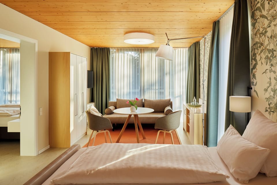 Hoernle - Family Room (Handicapped accessible) | Hypo-allergenic bedding, desk, laptop workspace, blackout drapes