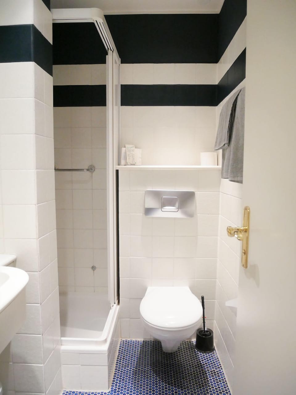 Comfort Single Room | Bathroom | Deep soaking tub, free toiletries, hair dryer, towels