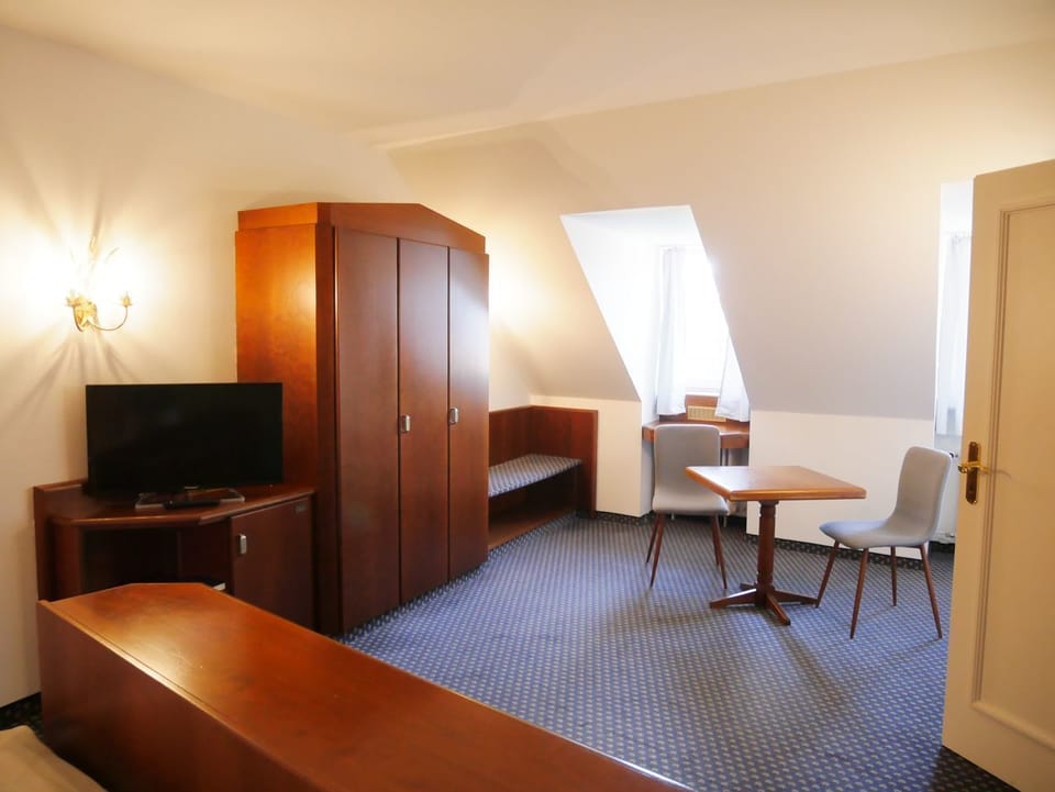 Comfort Double Room | In-room safe, desk, laptop workspace, blackout drapes