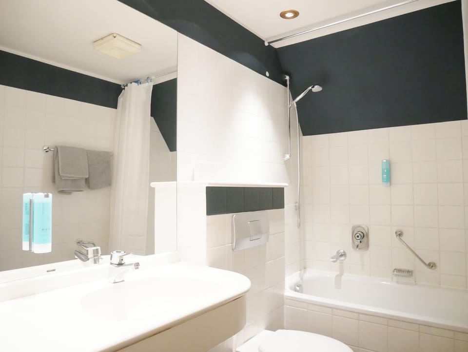 Comfort Double Room | Bathroom | Deep soaking tub, free toiletries, hair dryer, towels
