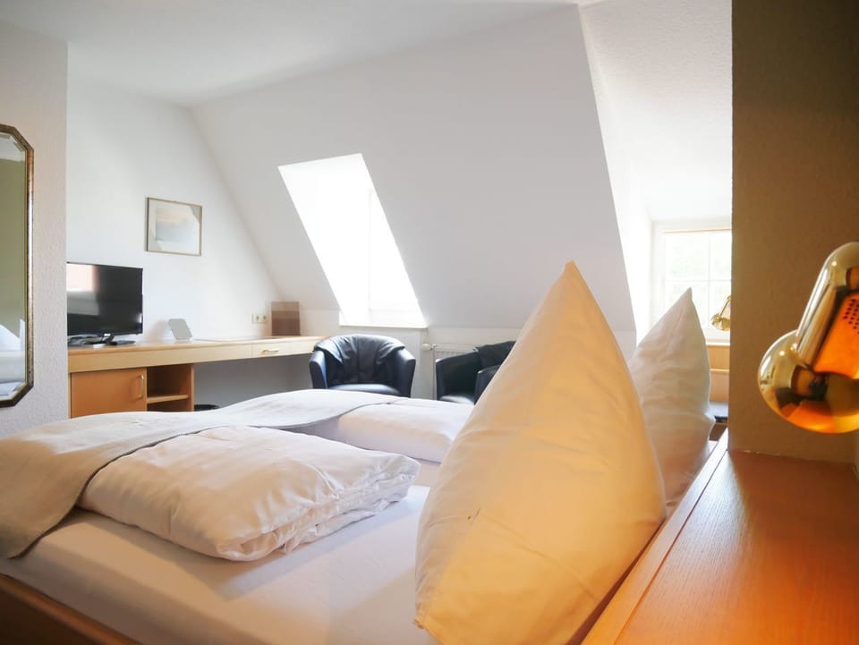 Comfort Double Room | In-room safe, desk, laptop workspace, blackout drapes