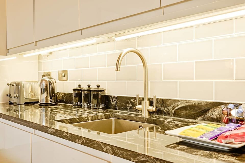 Apartment, 3 Bedrooms (3 Bedrooms) | Private kitchen | Coffee/tea maker, electric kettle